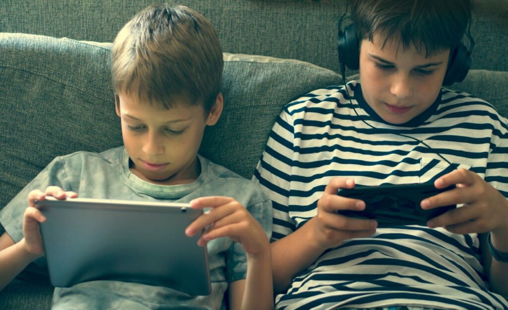 Study Links Excessive Screen Time and Poor Sleep to Higher Heart Risks in Youth
