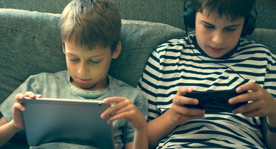 Study Links Excessive Screen Time and Poor Sleep to Higher Heart Risks in Youth